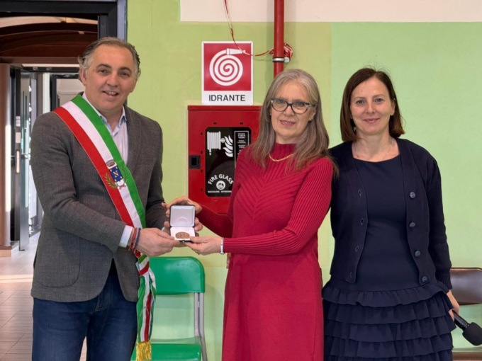 Medaglia alla maestra Colombini per 41 anni di insegnamento