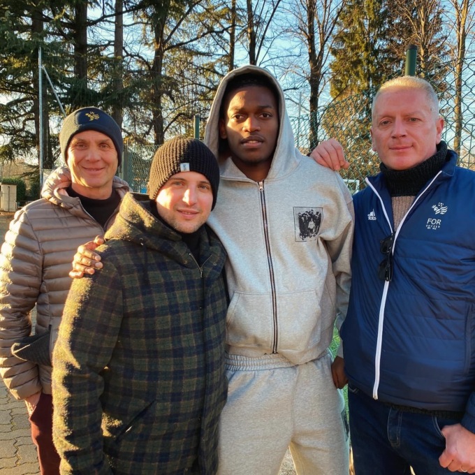 Sorpresa in Pineta col milanista Leao a bordo campo a seguire il big match