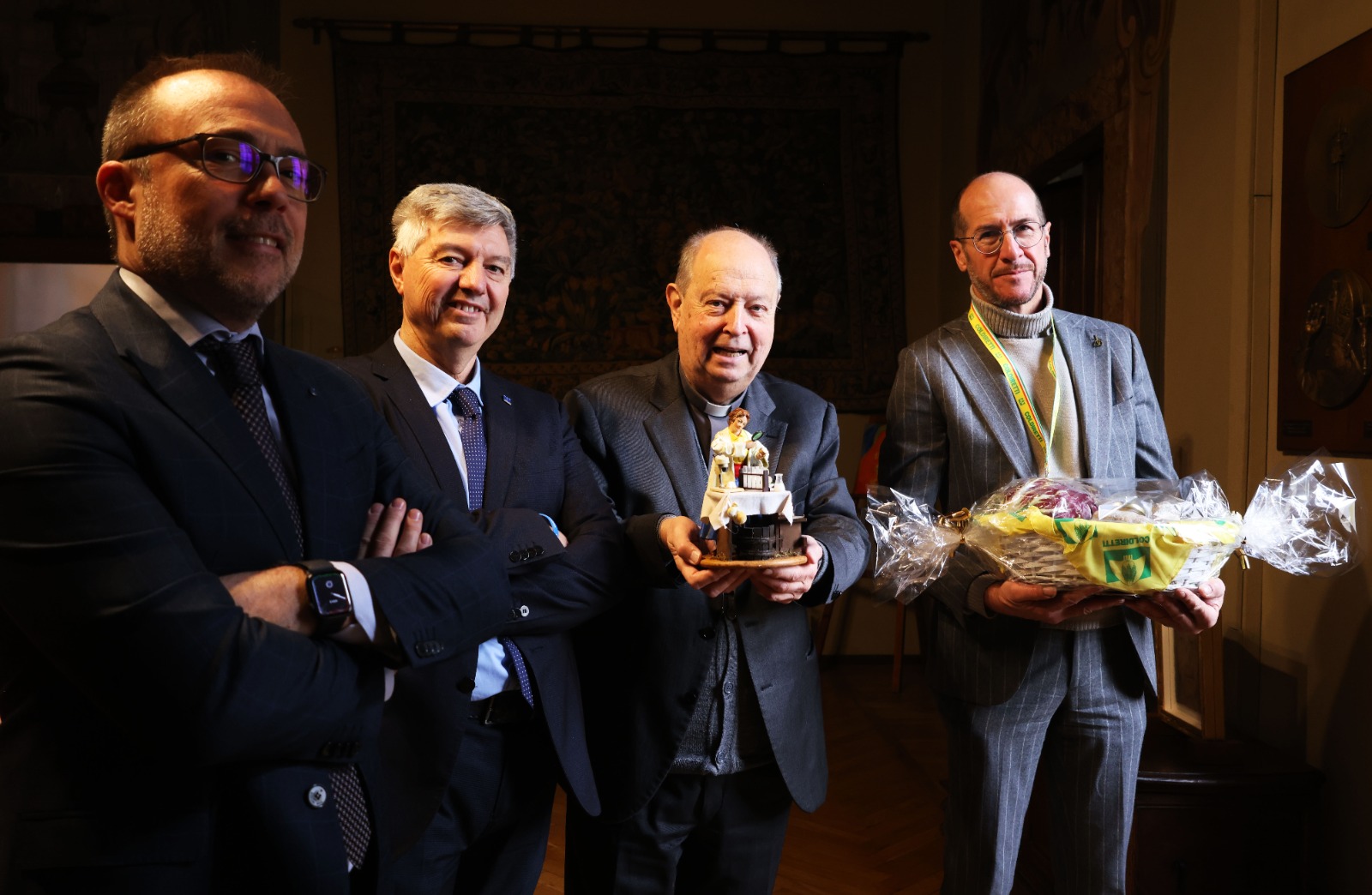 La consegna della statuina al Cardinal Cantoni-2