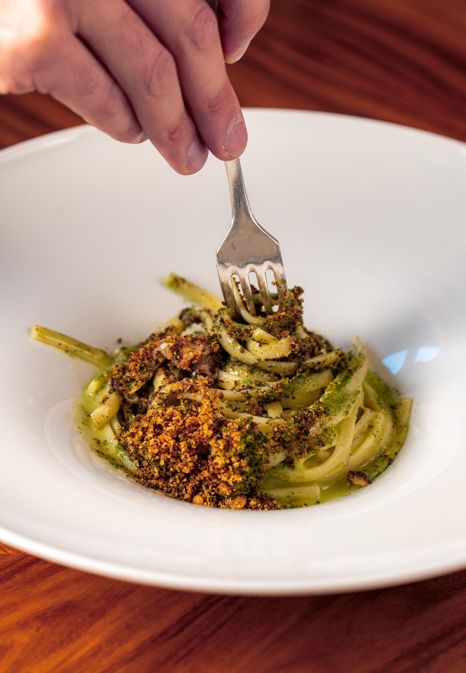 Linguina di grano duro, vongole veraci, pane saporito e limone di costiera