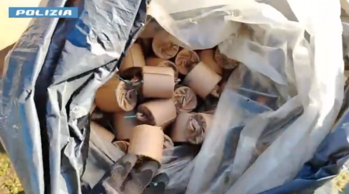 Laboratorio clandestino di bombe carta, denunciato un 20enne