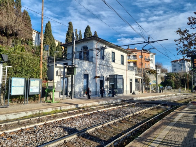 Tenta il gesto estremo sui binari: salvata dal capotreno