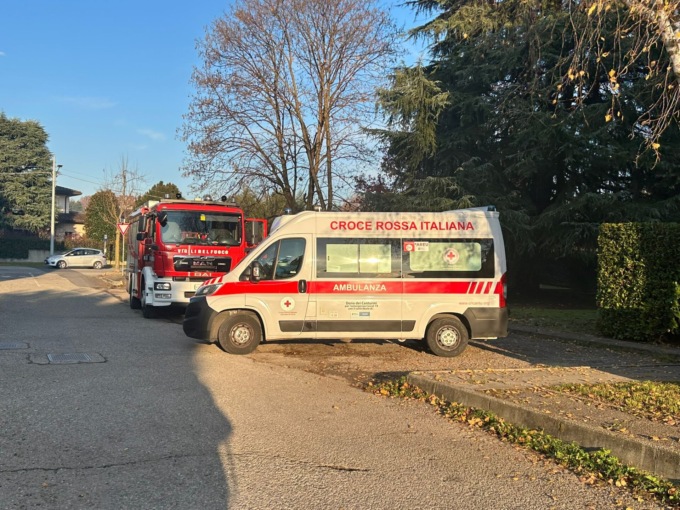 Cade in casa: donna soccorsa da ambulanza e Vigili del fuoco