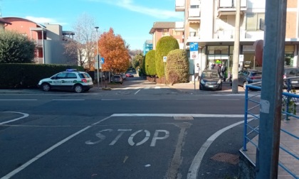 Tragedia a Carugo: giovane si schianta contro un palo e muore