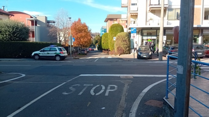 Tragedia a Carugo: giovane si schianta contro un palo e muore