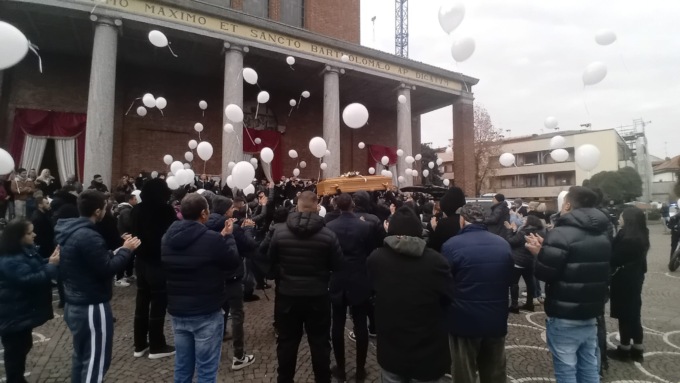 Morto in moto a 18 anni: l’ultimo saluto a Giovanni