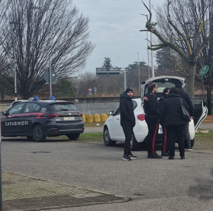 Accoltella la ex al centro commerciale. Un anno fa le gettò addosso l’acido