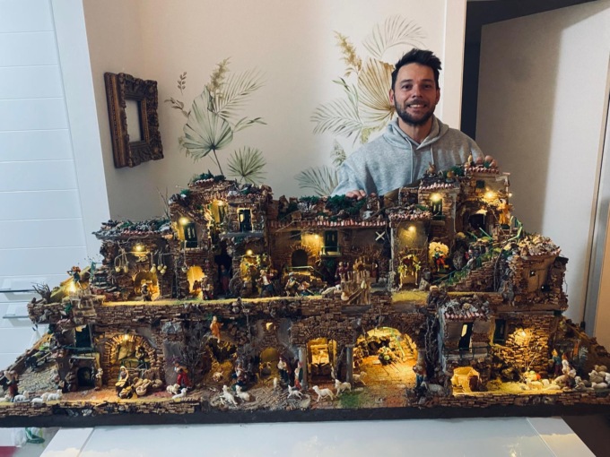 Realizza un presepe per la scuola del figlio