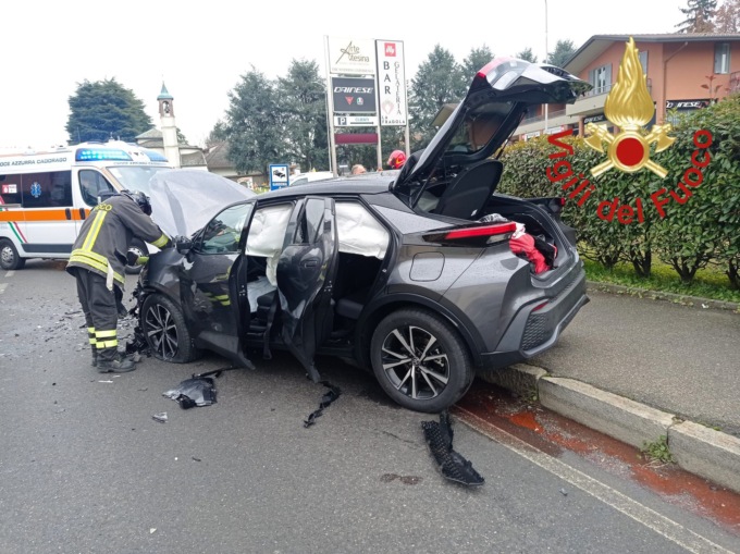 Scontro tra auto a Cermenate: un ferito