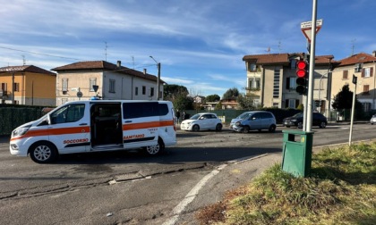 Scontro tra un’auto e un mezzo di Areu, senso unico alternato sulla Statale