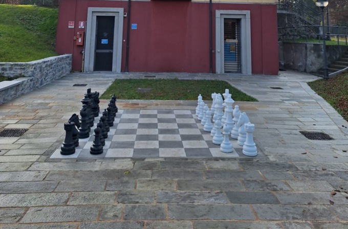 Scacchiera gigante nel parco del Municipio