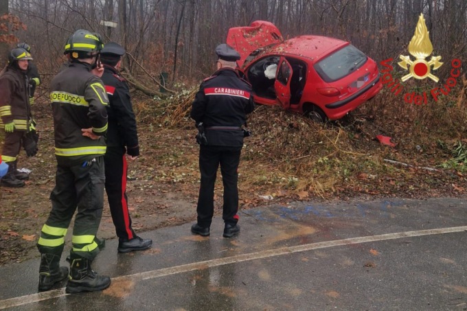Finisce fuori strada con l’auto, 21enne trasportata all’ospedale di Varese