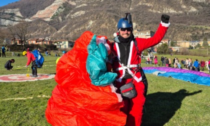 Babbo Natale è sceso dal cielo in parapendio