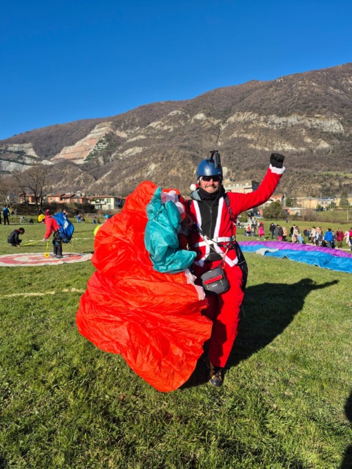 Babbo Natale è sceso dal cielo in parapendio