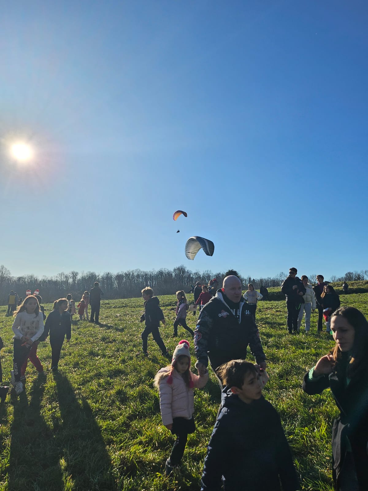 suello scurbatt: babbo natale 2024 in parapendio