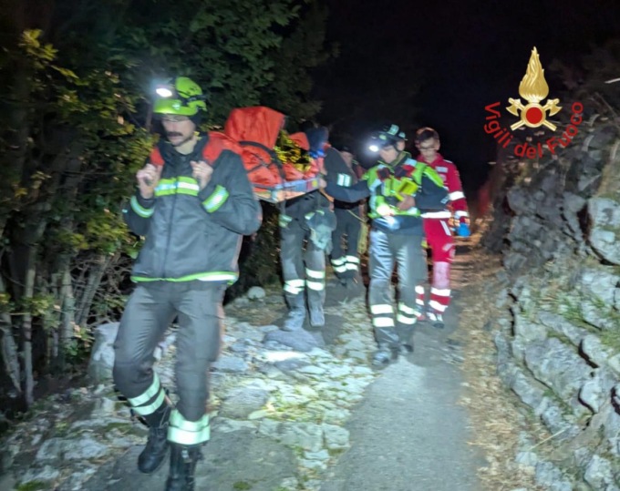 Uomo infortunato recuperato con una barella portantina
