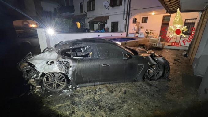 Auto in fiamme a Cadorago, tre persone soccorse dai sanitari