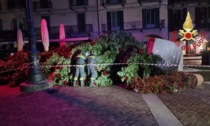 Le raffiche di vento "abbattono" l'albero di Natale