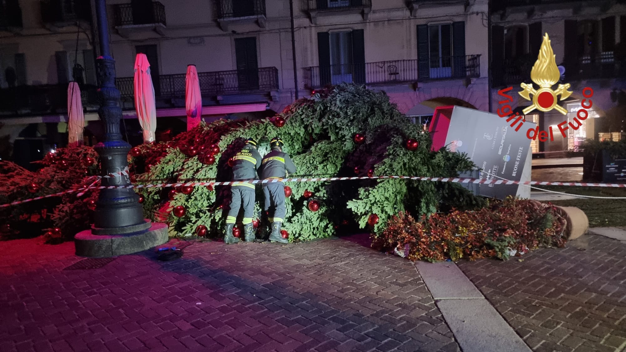 Como raffiche di vento albero di Natale caduto in piazza Duomo