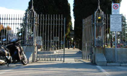 Furto al cimitero: finestrino spaccato, rubati portafogli e celulare