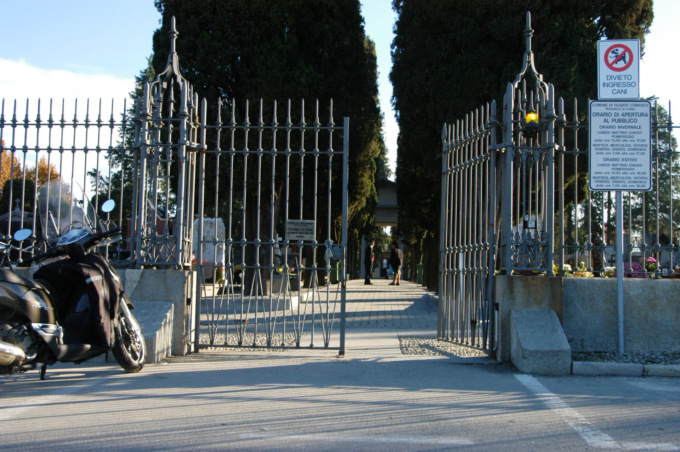 Furto al cimitero: finestrino spaccato, rubati portafogli e celulare