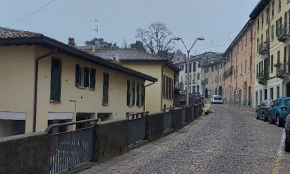 Auto bruciata in pieno centro con una candela