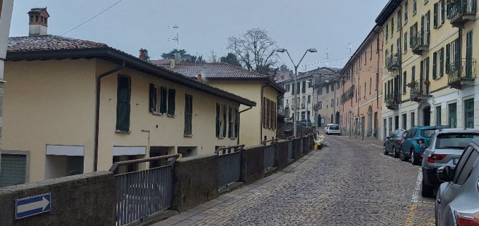 Auto bruciata in pieno centro con una candela