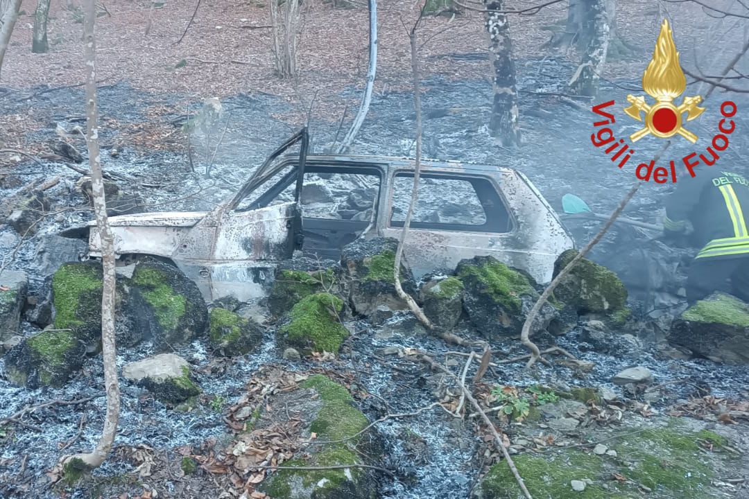 Nesso incendio auto in moto vigili del fioco mulattiera Piani del Tivano