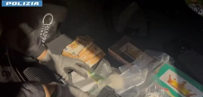 Sfreccia ad alta velocità: fermato con 5 chili e mezzo di droga e una pistola automatica