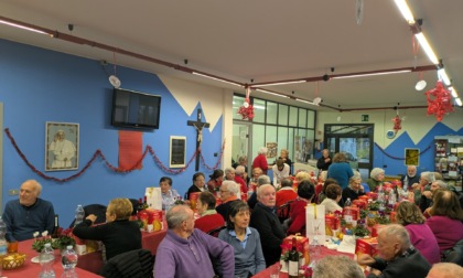 In tanti al tradizionale pranzo natalizio degli anziani