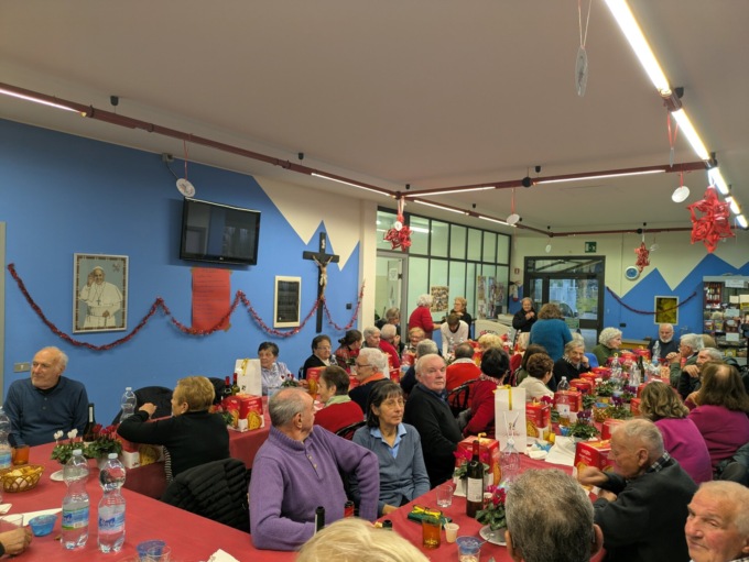 In tanti al tradizionale pranzo natalizio degli anziani
