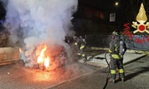 Auto in fiamme nel parcheggio di un centro commerciale