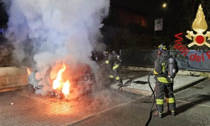 Auto in fiamme nel parcheggio di un centro commerciale