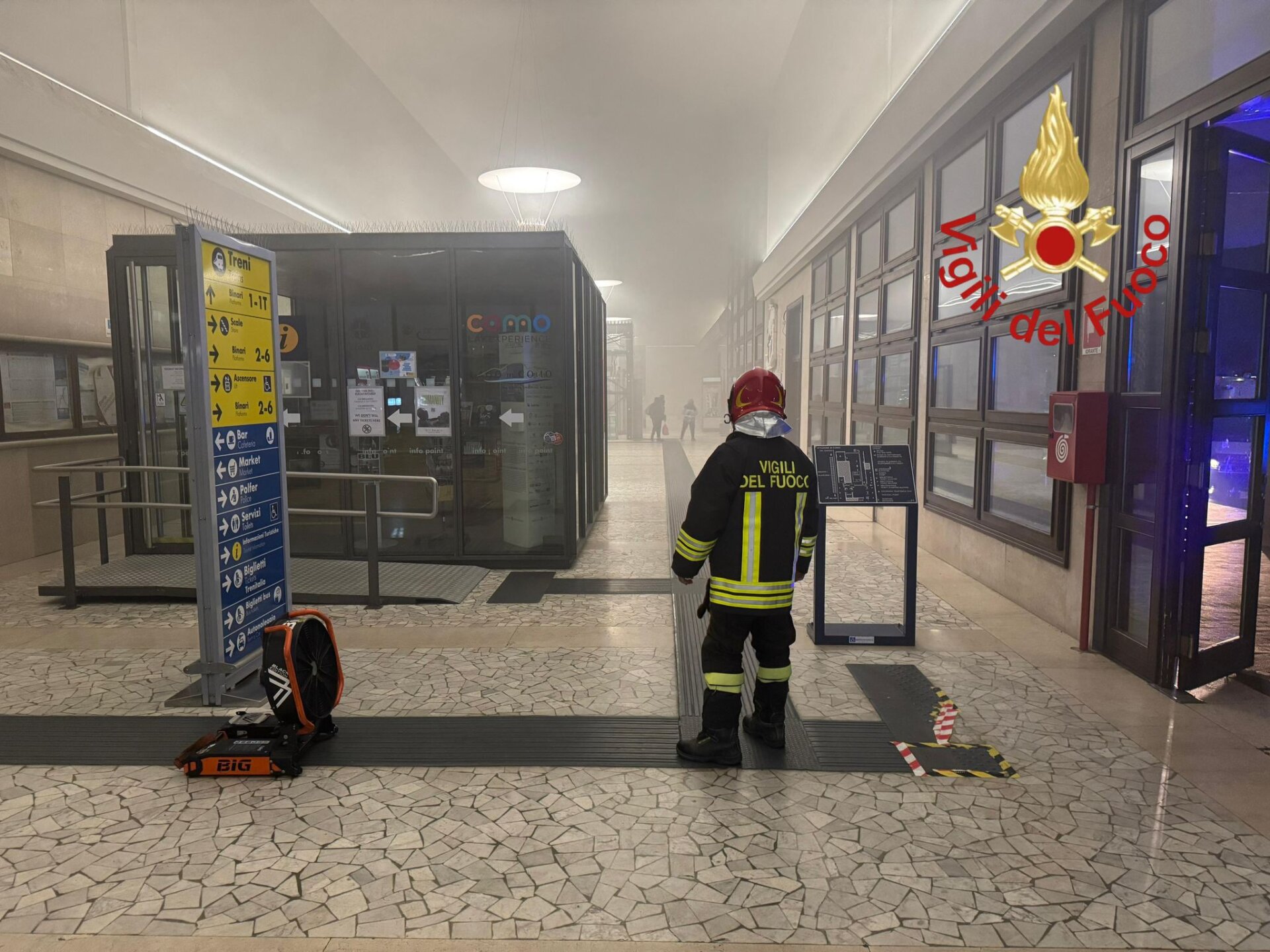 Como stazione ferroviaria principio di incendio vigili del fuoco pompieri