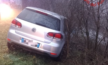 Perde il controllo dell'auto e finisce fuori strada