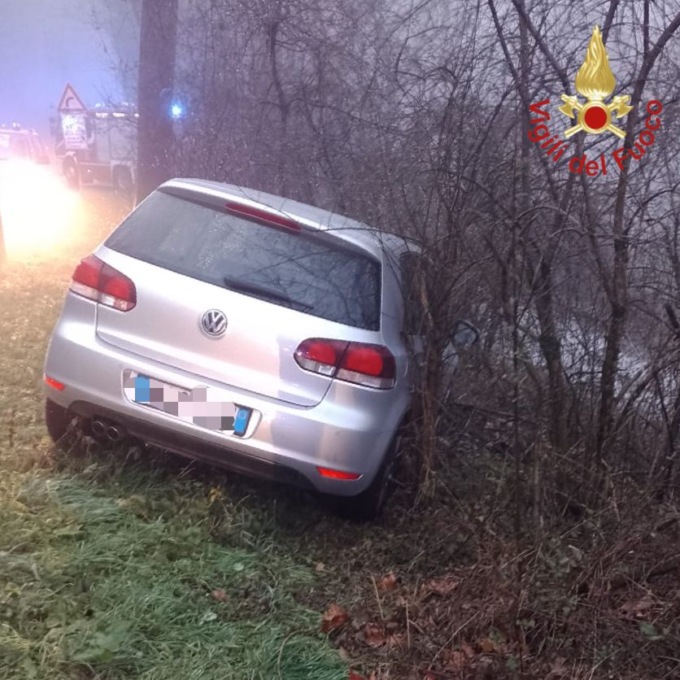 Perde il controllo dell’auto e finisce fuori strada