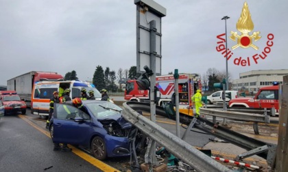 Si schianta contro la cuspide del casello dell'autostrada