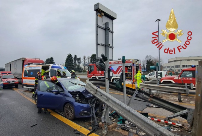 Si schianta contro la cuspide del casello dell’autostrada