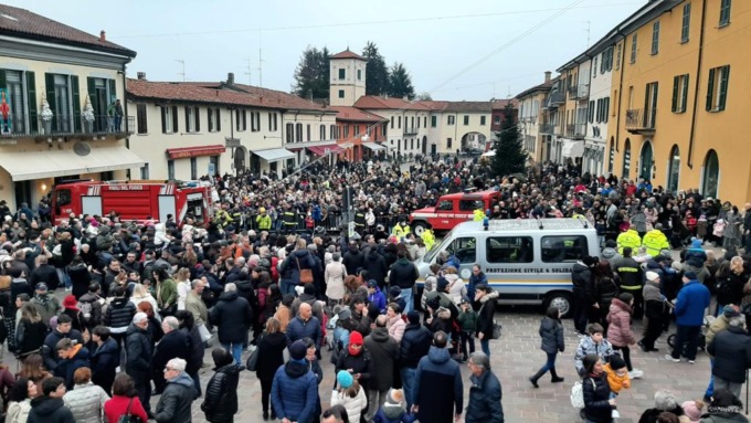 La Befana torna a volare ad Appiano: spettacolare discesa dal campanile