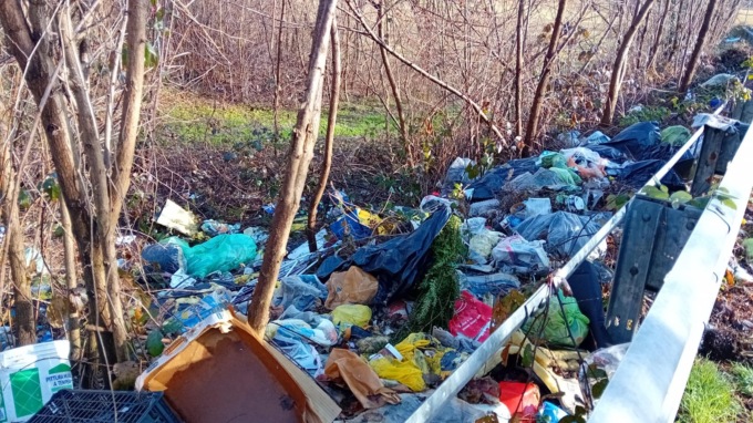 Sedie, mobili, lavatrice e rifiuti di ogni genere abbandonati sulla variantina