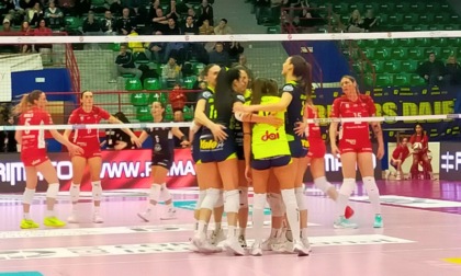 L'Albese Volley sfiora l'impresa in casa della capolista che vince ancora al tie break 3-2