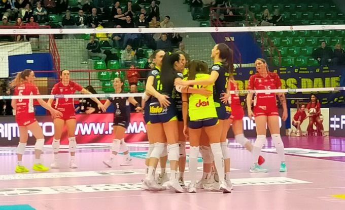 L’Albese Volley sfiora l’impresa in casa della capolista che vince ancora al tie break 3-2