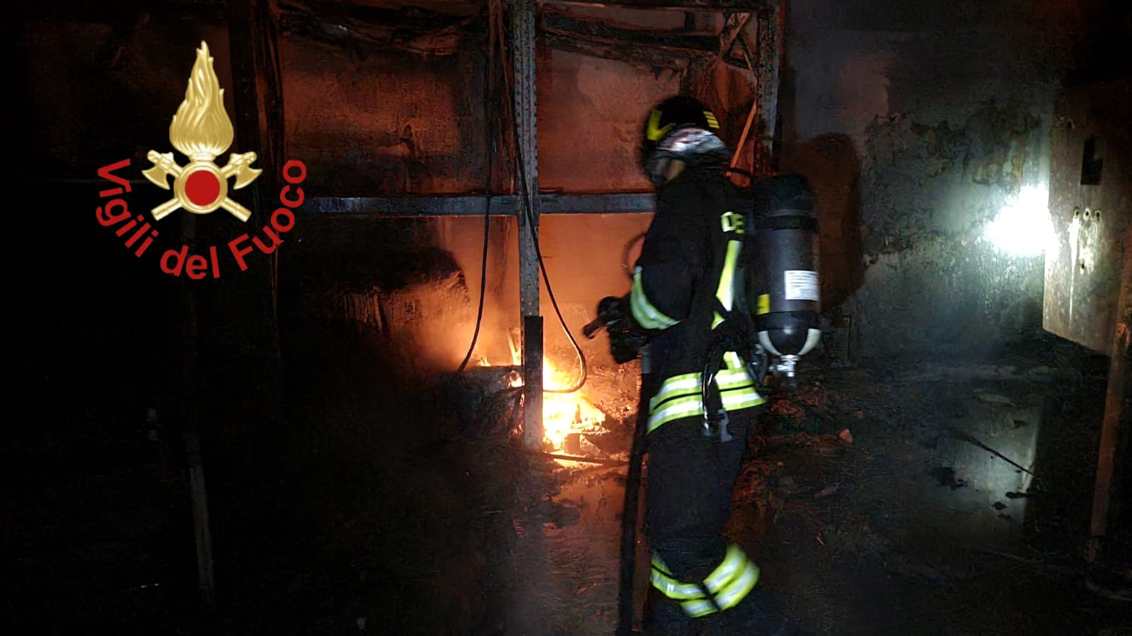 Novedrate incendio rogo Salice vigili del fuoco