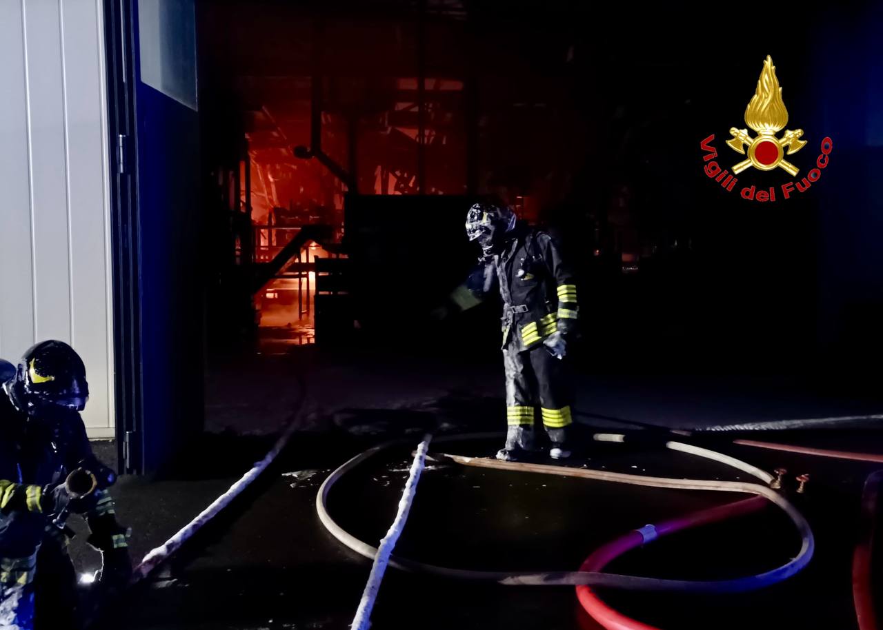 Novedrate incendio rogo Salice vigili del fuoco