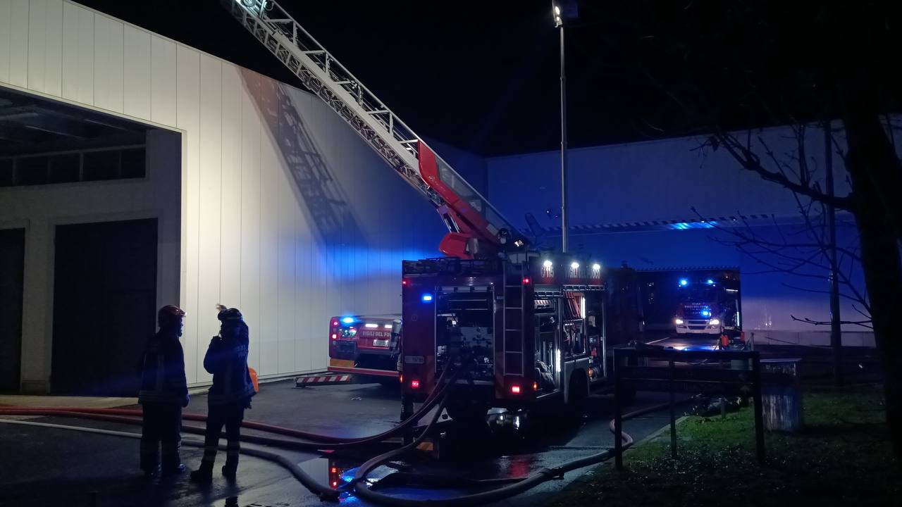 Novedrate incendio rogo Salice vigili del fuoco