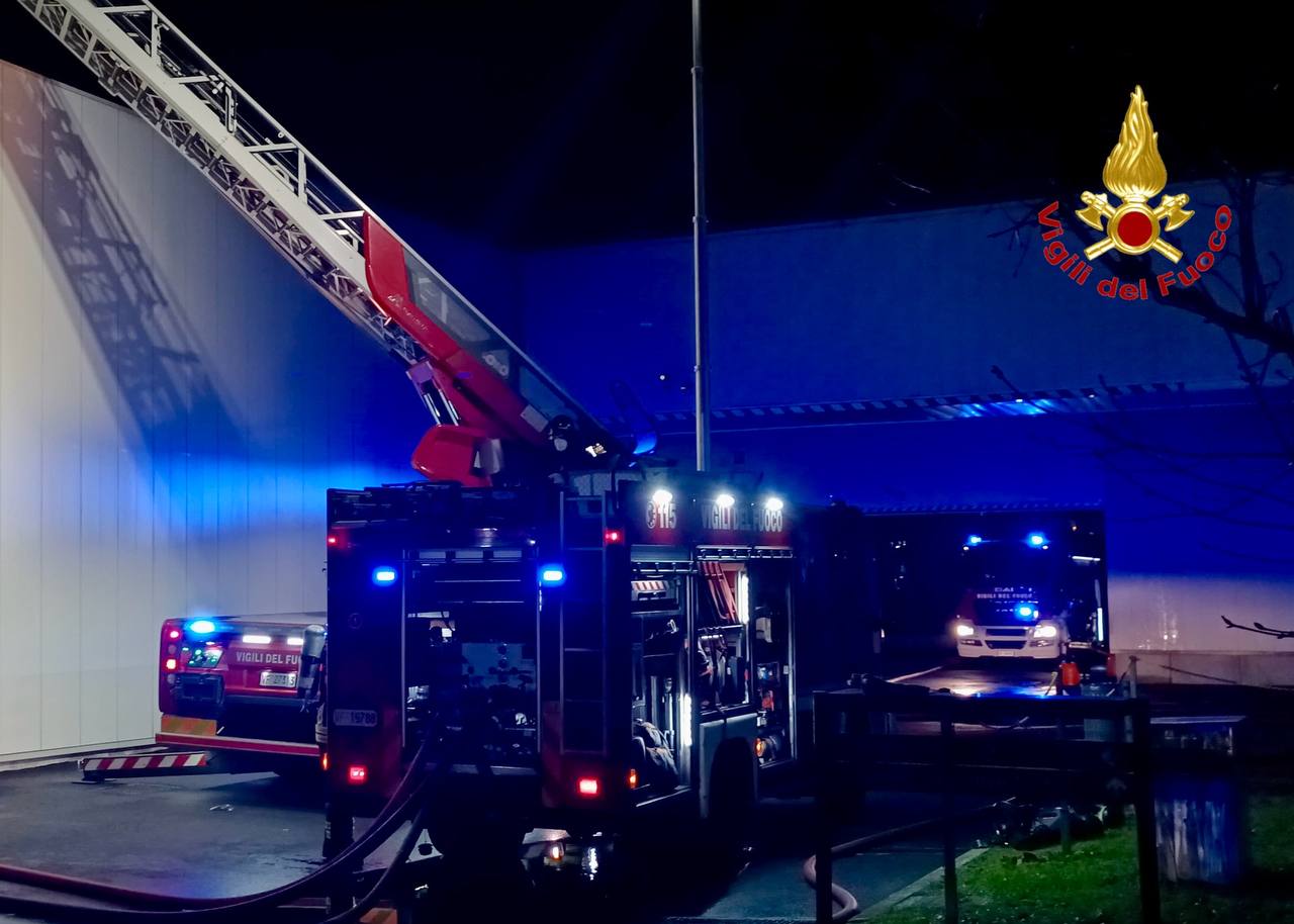 Novedrate incendio rogo Salice vigili del fuoco