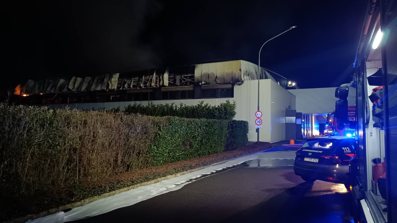 Novedrate incendio rogo Salice vigili del fuoco