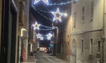 Luminarie natalizie spente (ancora) in ritardo, la minoranza contesta lo spreco