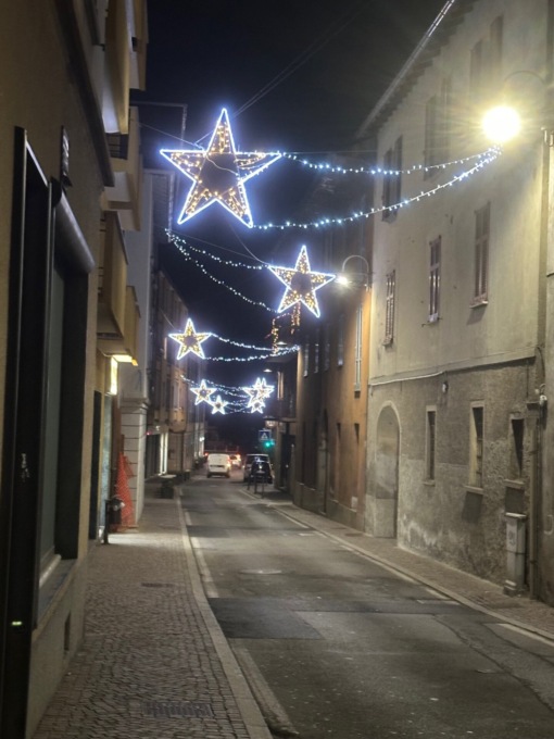 Luminarie natalizie spente (ancora) in ritardo, la minoranza contesta lo spreco