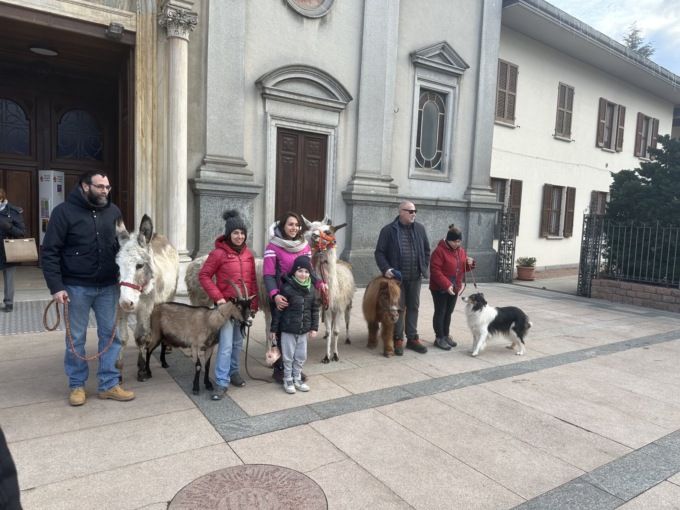 Benedetti gli animali sul piazzale della chiesa